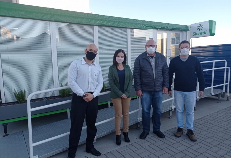 Pra Vida - Gerente da Sicredi Curitibanos recebe visita de Presidente e vice da Acic