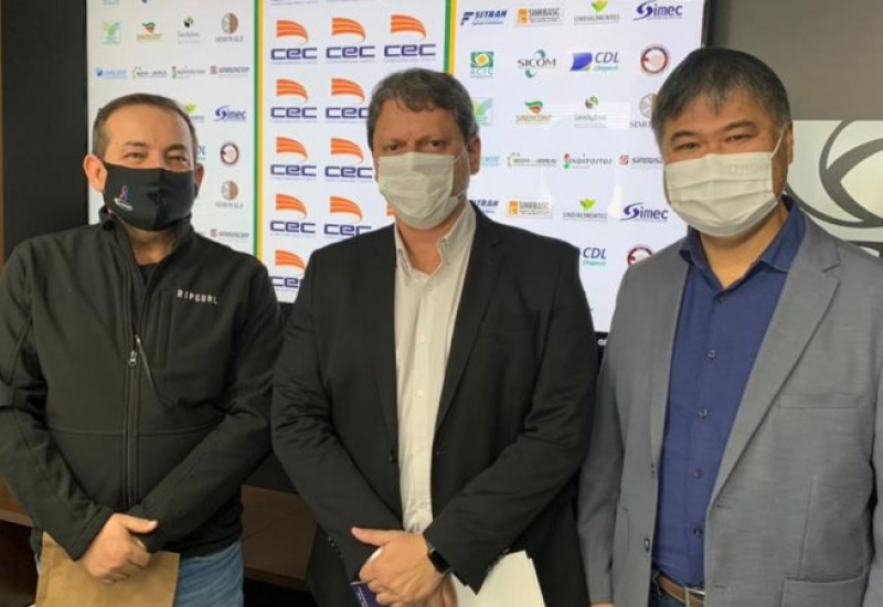 Pra Vida - Ministro Tarcísio Gomes recebe da Facisc documento com principais demandas de infraestrutura