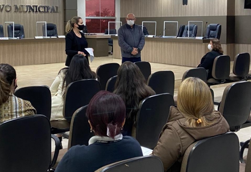 Pra Vida - Vereadores e servidores do legislativo recebem cartão Útil Card