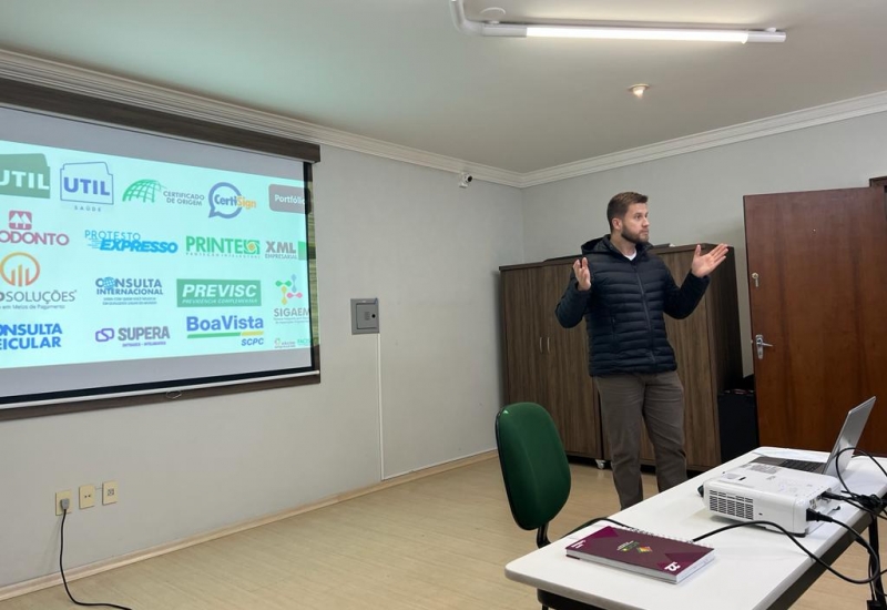 Pra Vida - Consultor Comercial da Facisc participa da reunião mensal da Acic