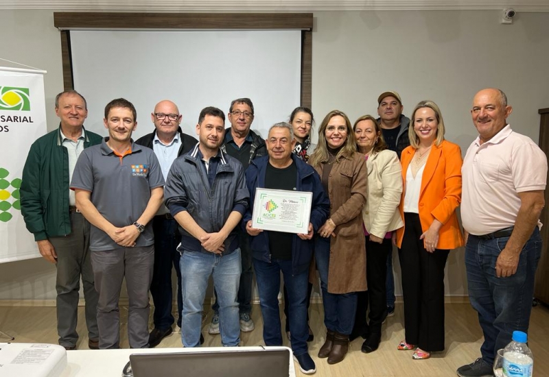 Pra Vida - Reunião de abril é marcada por homenagem 