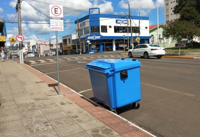 Pra Vida - Acic orienta comerciantes a destinarem lixo em contêineres 