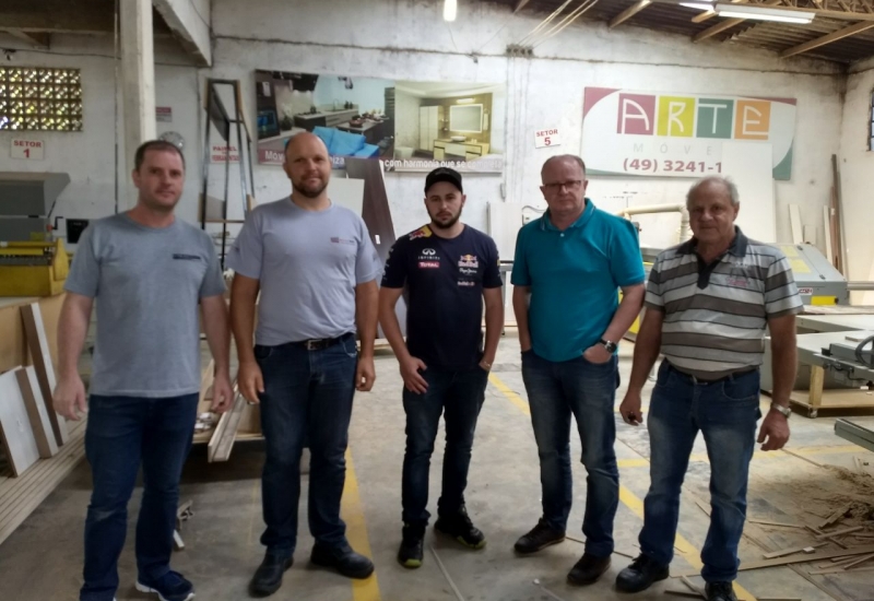 Pra Vida - Moveleiros realizam visita técnica