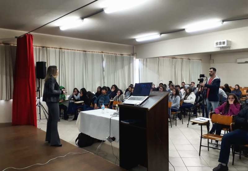 Pra Vida - Conselho dos Núcleos realiza primeira palestra com alunos do Sólon Rosa