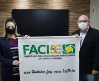 Acic Curitibanos - ACIC recebe banner comemorativo da FACISC
