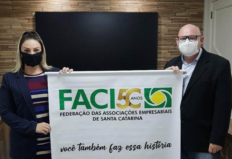 Pra Vida - ACIC recebe banner comemorativo da FACISC